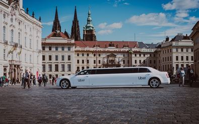 Uber si jízdy limuzínou zdarma připomene deset let